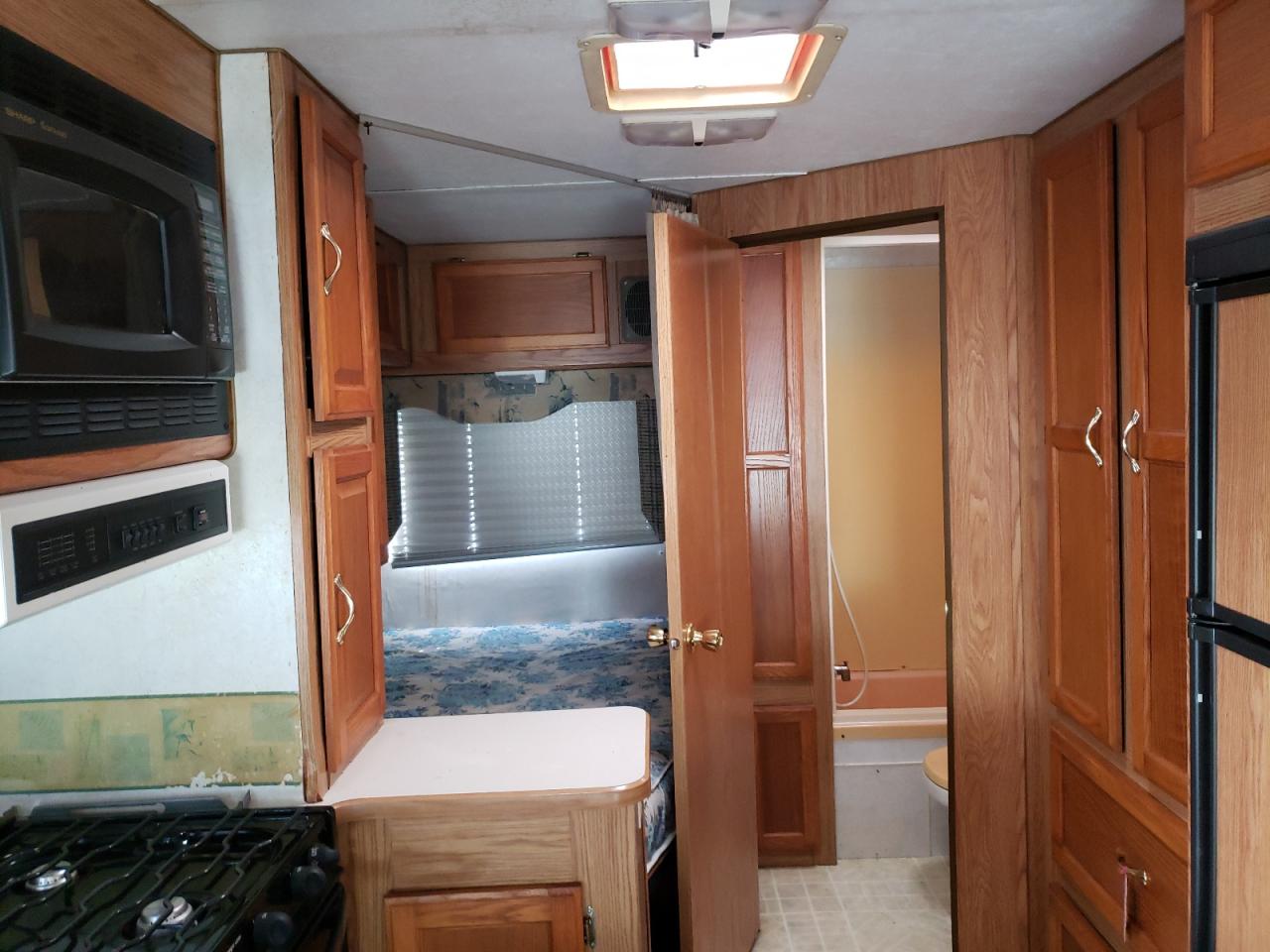 Photo 6 from auction – 2003 FORD E350 with VIN 1FDWE35SX2HB55761