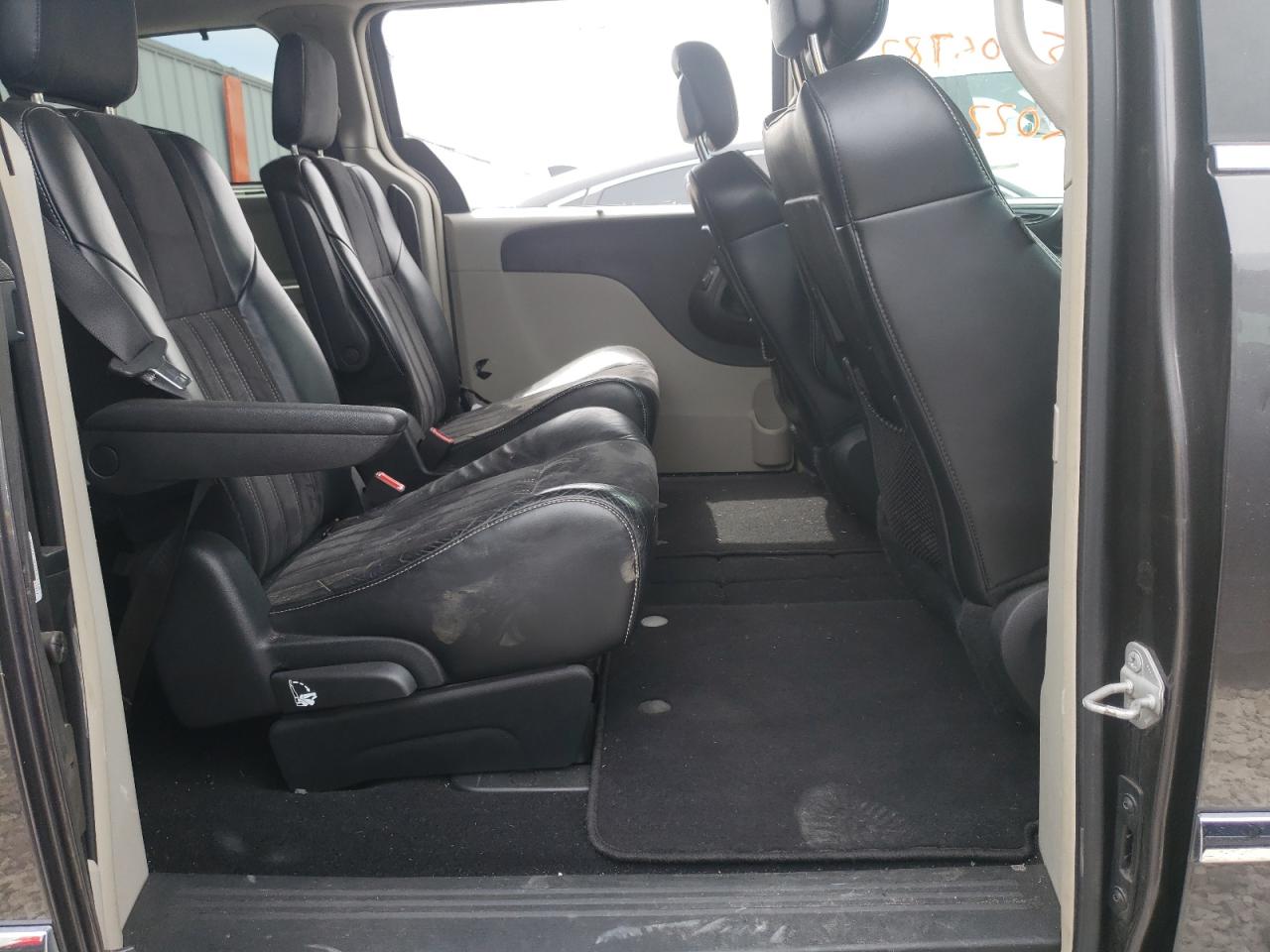 Photo 6 from auction – 2014 CHRYSLER TOWN & COU with VIN 2C4RC1CGXER328813