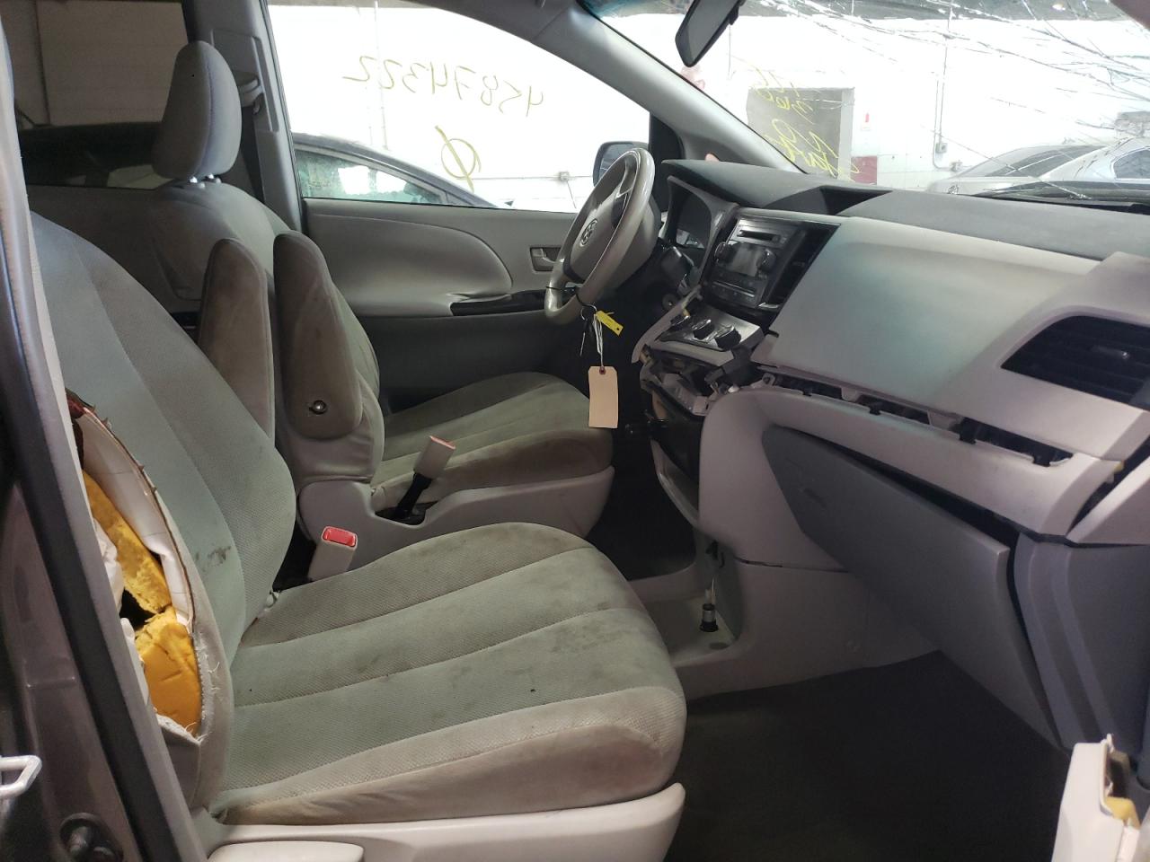 Photo 5 from auction – 2011 TOYOTA SIENNA with VIN 5TDZK3DC6BS093100