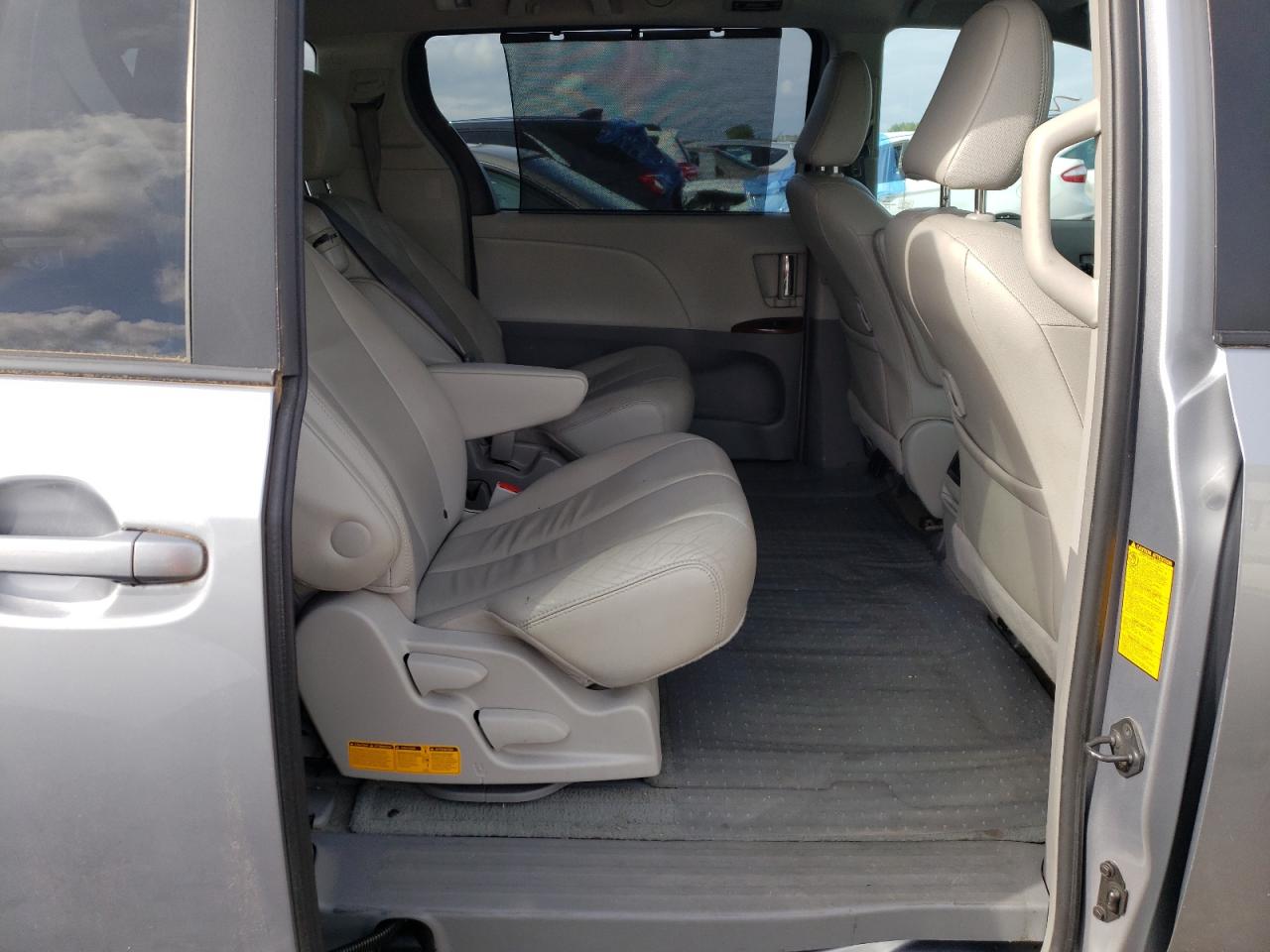 Photo 6 from auction – 2013 TOYOTA SIENNA XLE with VIN 5TDYK3DC4DS296470