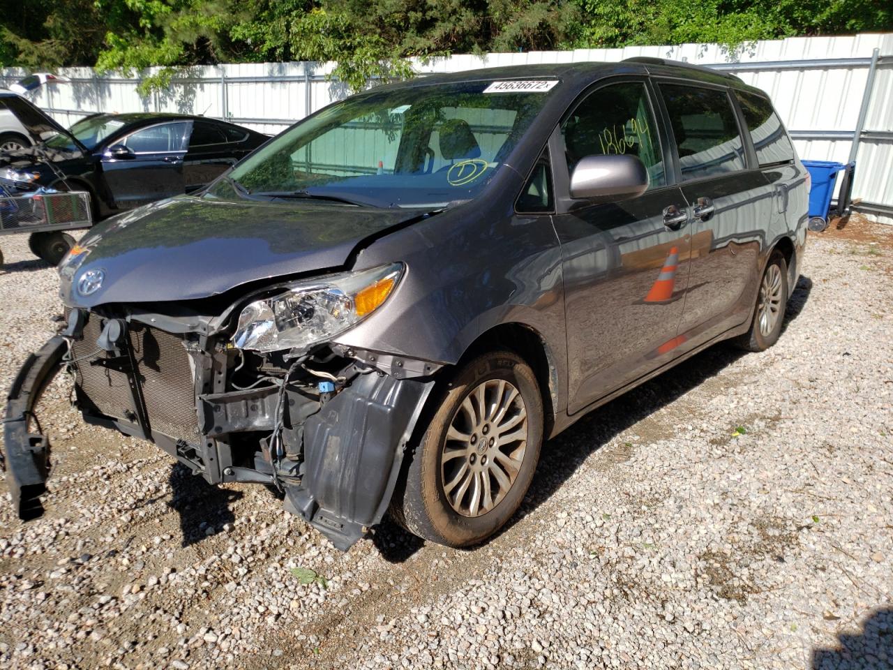 Photo 2 from auction – 2013 TOYOTA SIENNA XLE with VIN 5TDYK3DC4DS305992