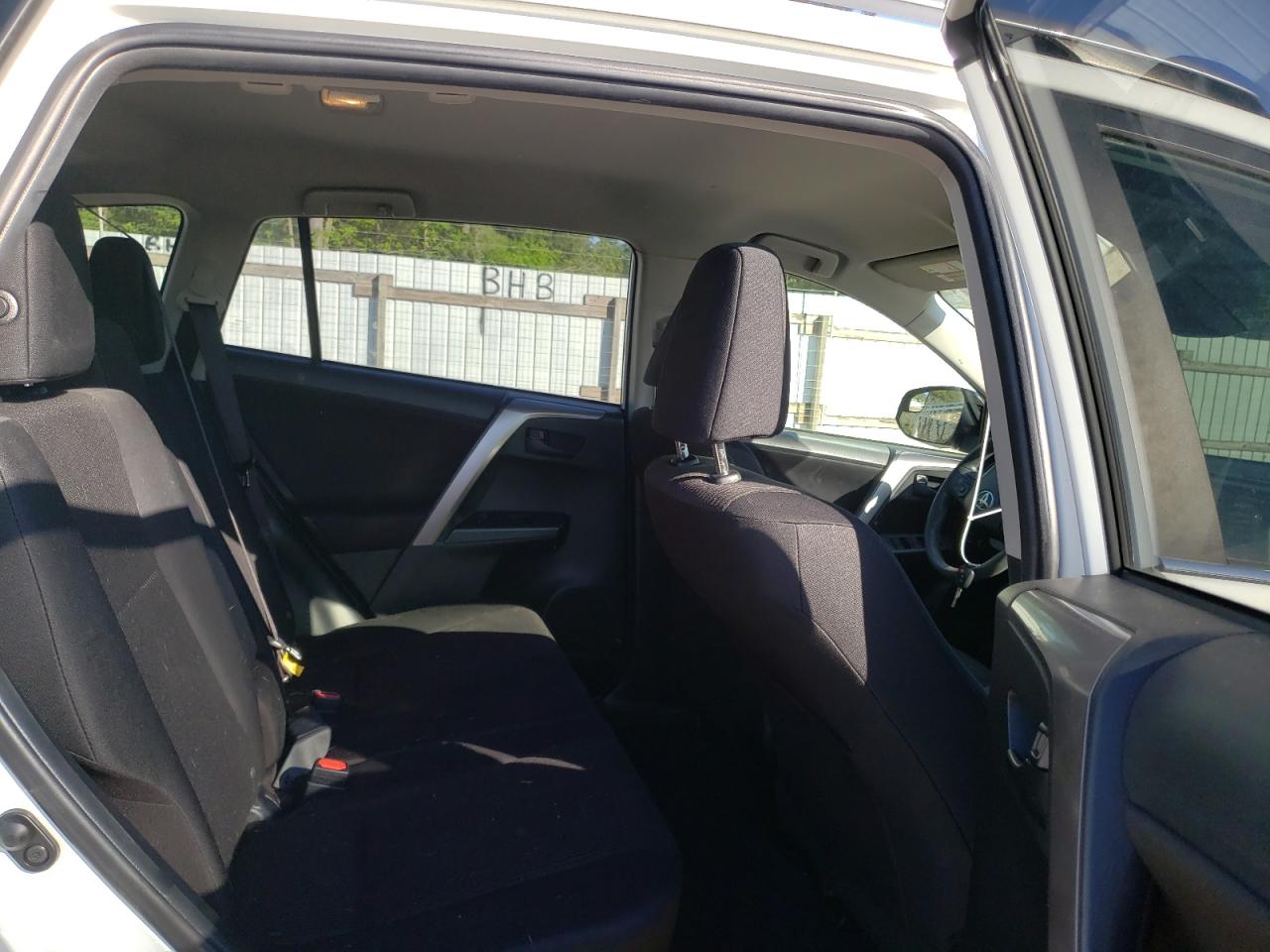 Photo 6 from auction – 2017 TOYOTA RAV4 LE with VIN JTMBFREV5HJ129714