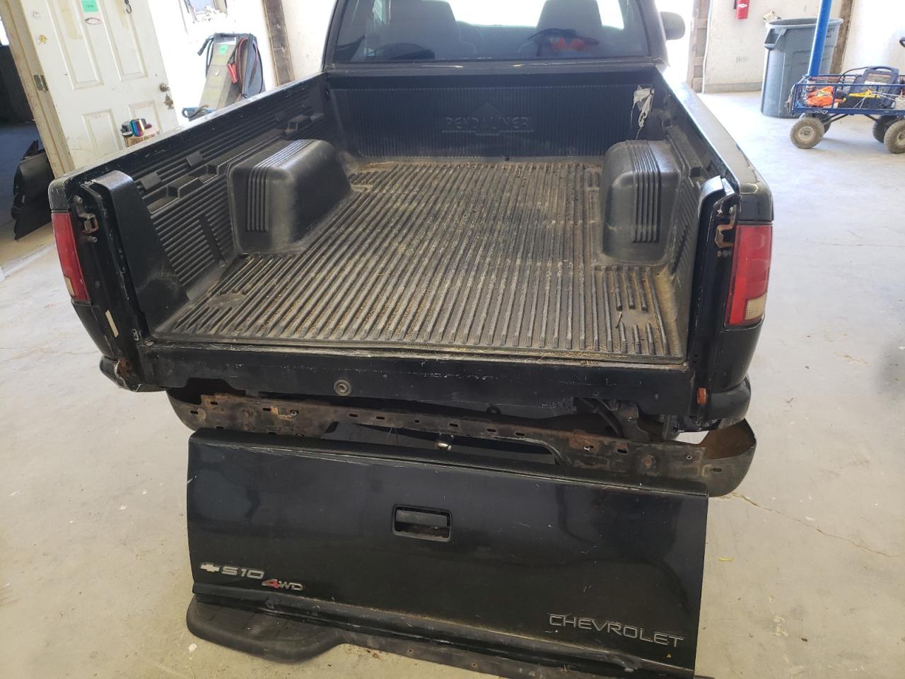 Photo 6 from auction – 2001 CHEVROLET S10 with VIN 1GCDT19W718170509
