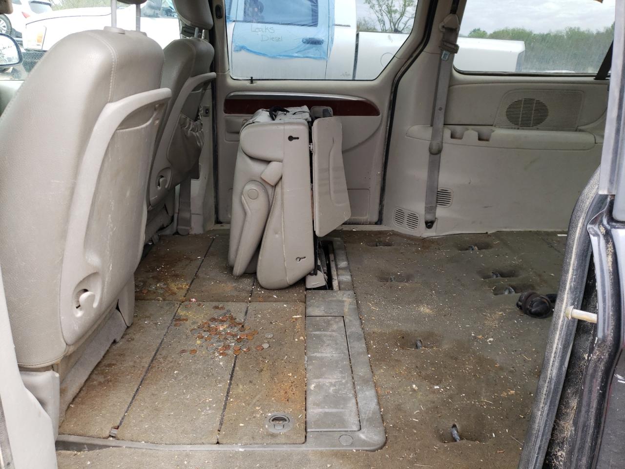 Photo 6 from auction – 2006 CHRYSLER TOWN & COU with VIN 2A4GP54L86R702247