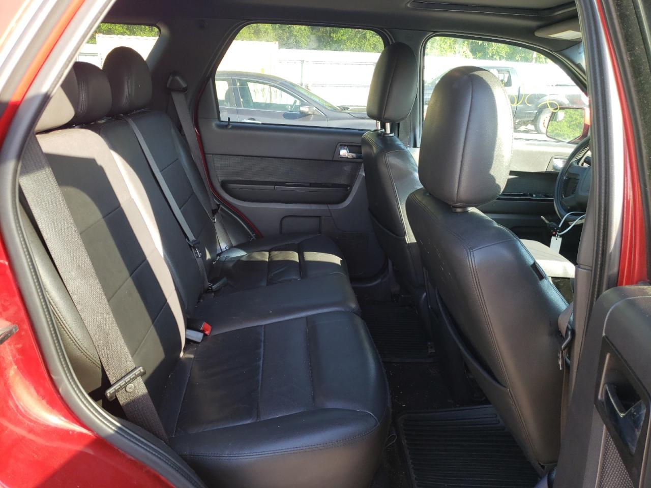 Photo 6 from auction – 2011 FORD ESCAPE LIM with VIN 1FMCU0E75BKC21670