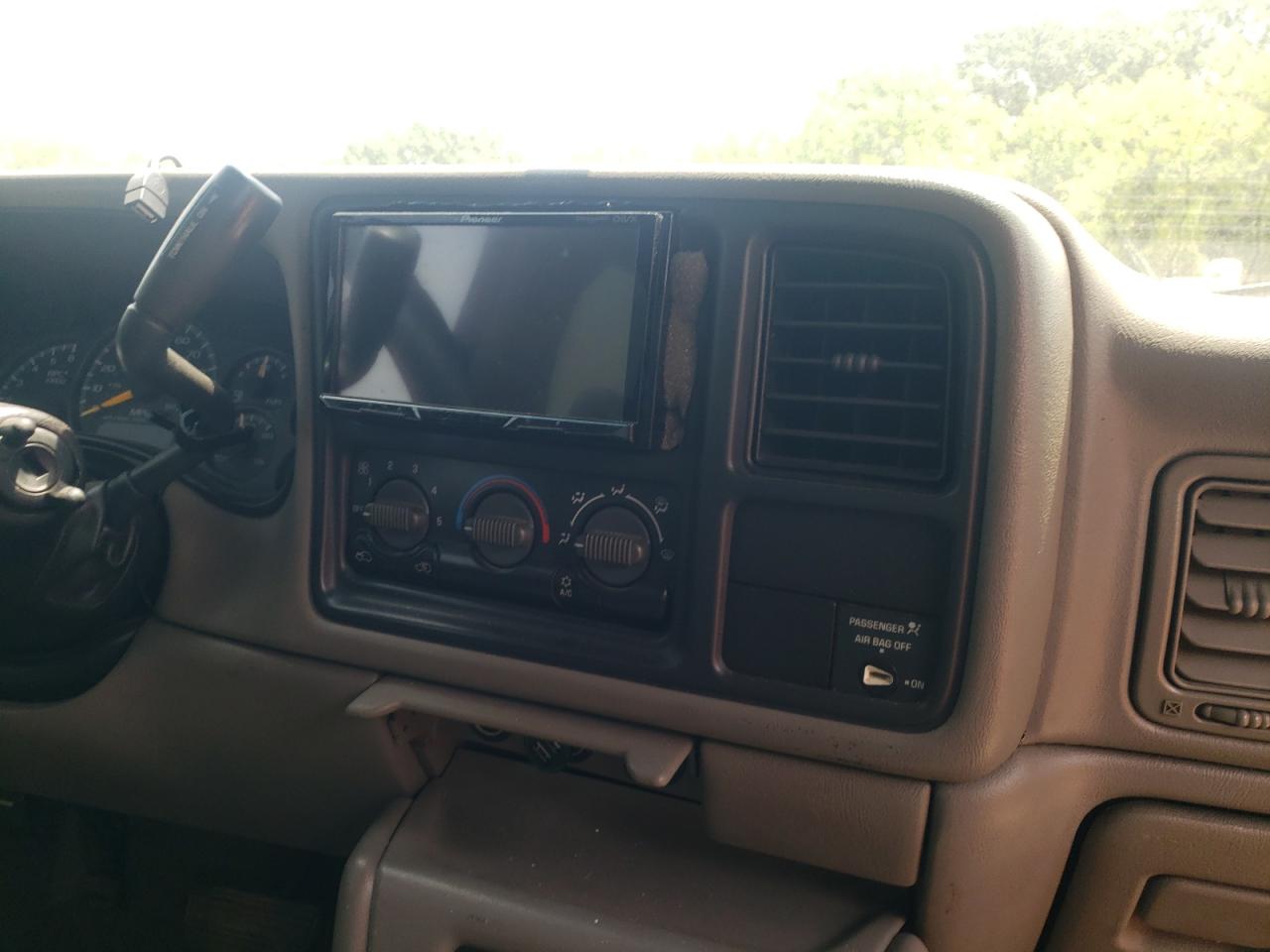 Photo 9 from auction – 2000 CHEVROLET SILVERADO with VIN 2GCEC19T3Y1280674