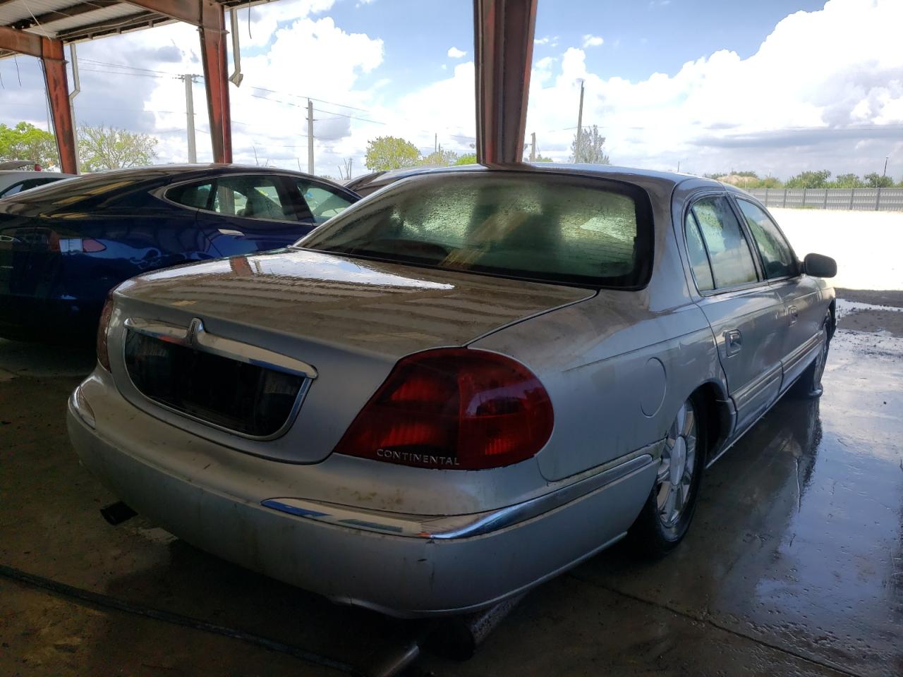 Photo 4 from auction – 2002 LINCOLN CONTINENTA with VIN 1LNHM97VX2Y606810