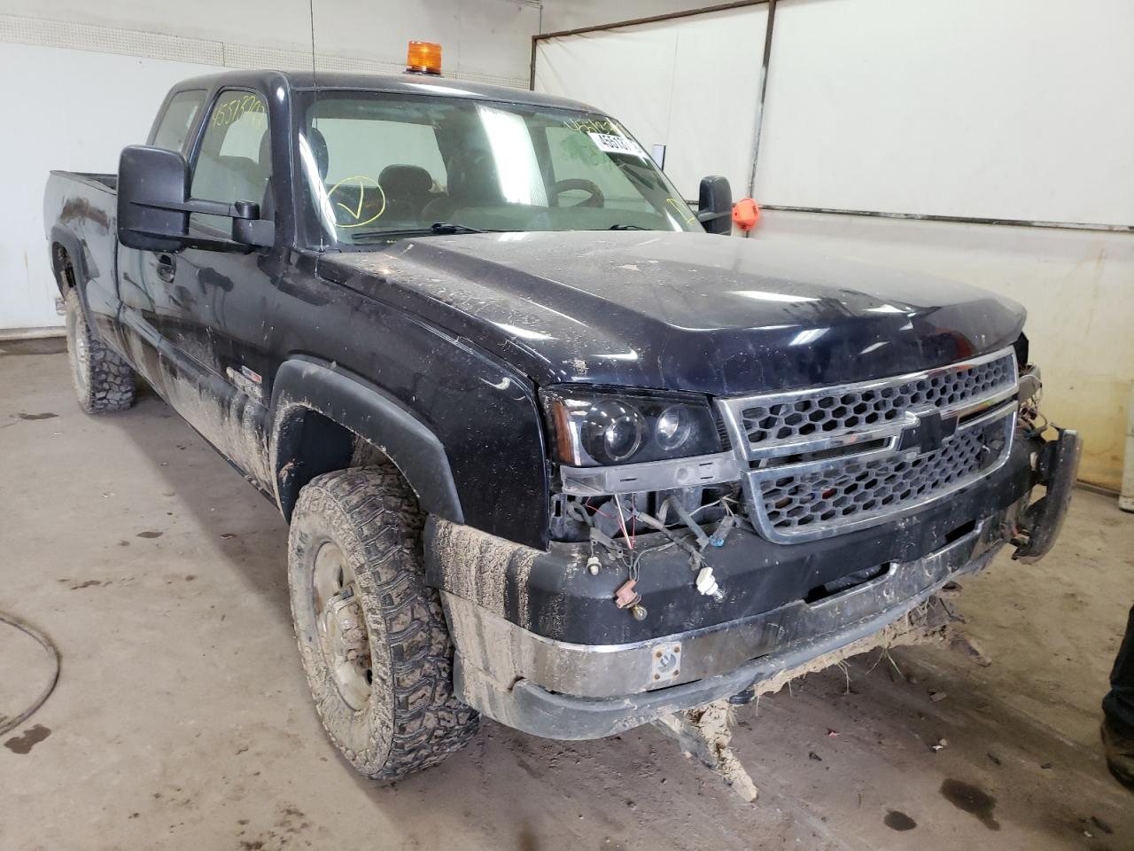 CHEVROLET SILVERADO 2005 with VIN 1GBHK29255E164128 - Photo from auction