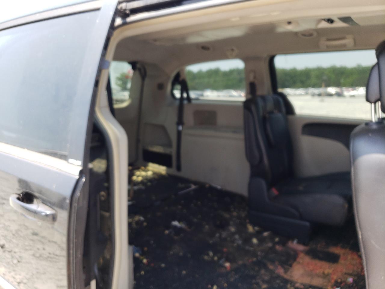 Photo 6 from auction – 2014 CHRYSLER TOWN & COU with VIN 2C4RC1BGXER327002