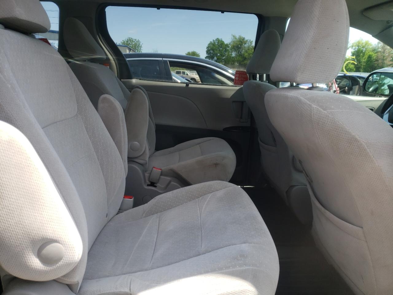 Photo 6 from auction – 2017 TOYOTA SIENNA LE with VIN 5TDJZ3DC0HS155351