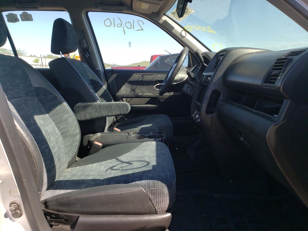 Photo 5 from auction – 2004 HONDA CR-V LX with VIN SHSRD68464U206090