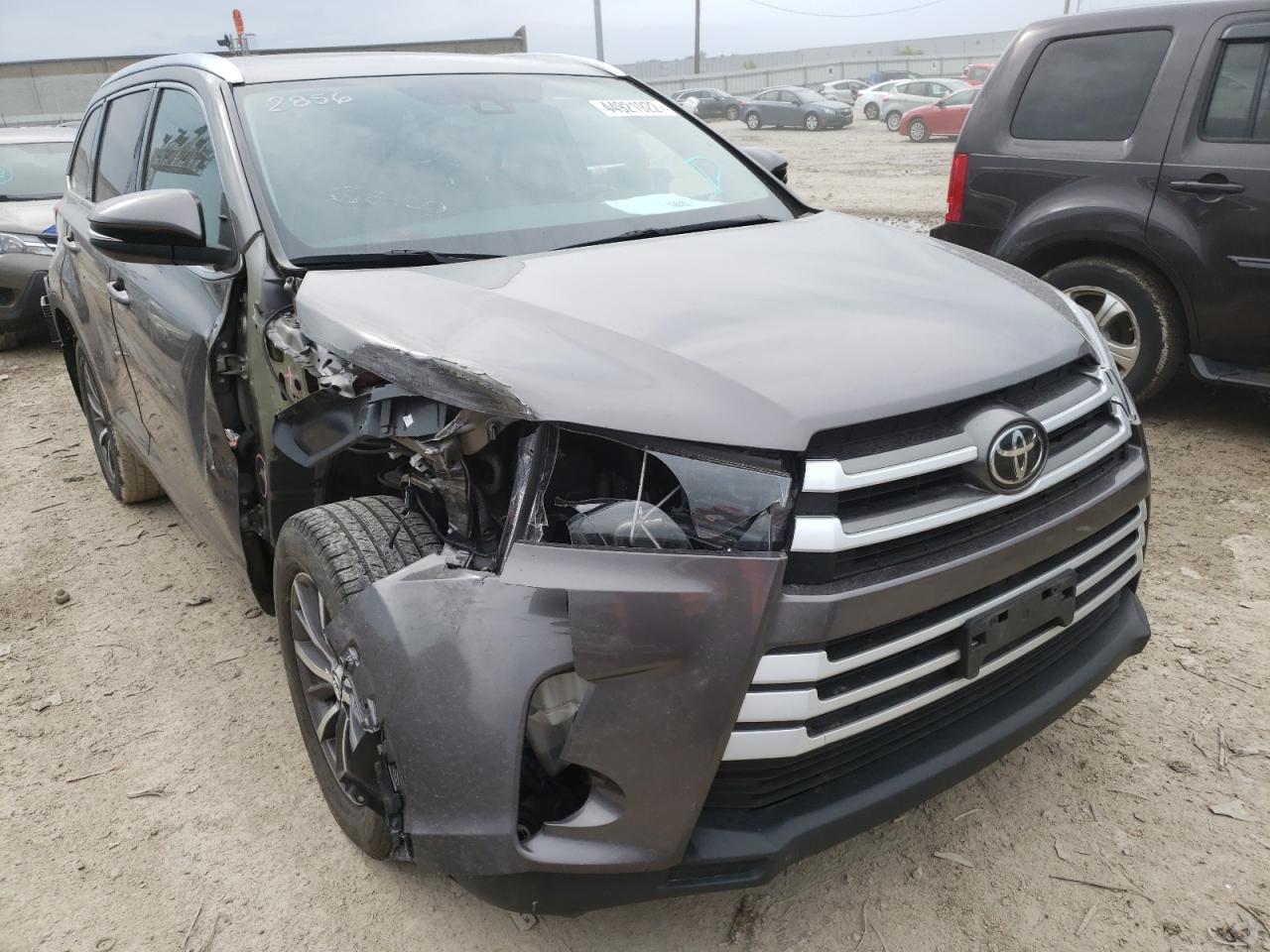TOYOTA HIGHLANDER 2017 with VIN 5TDJZRFH3HS423840 - Photo from auction