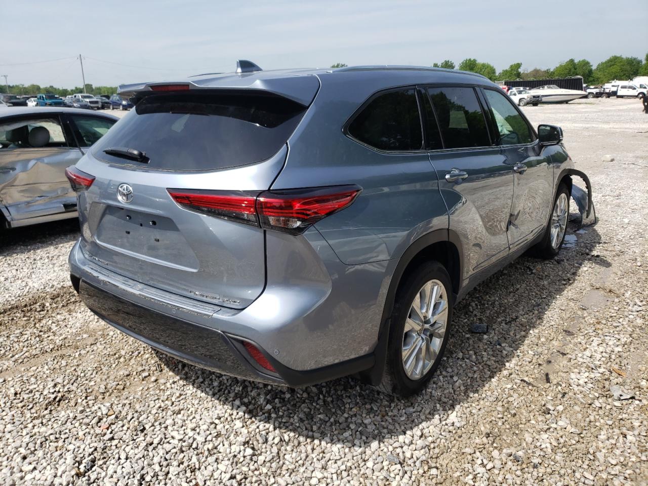 Photo 4 from auction – 2021 TOYOTA HIGHLANDER with VIN 5TDDZRBH1MS147378