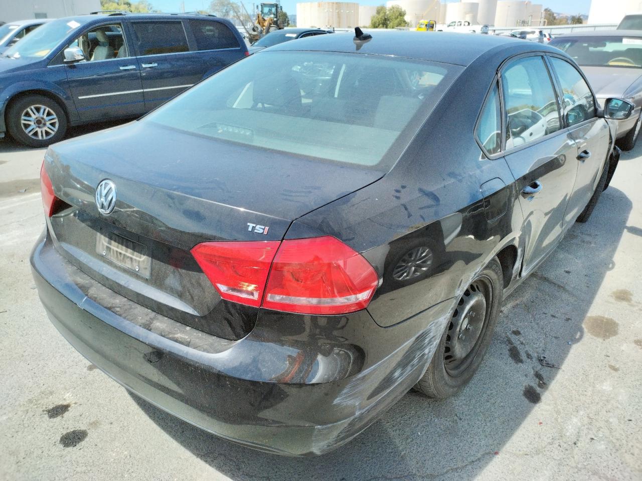Photo 4 from auction – 2015 VOLKSWAGEN PASSAT S with VIN 1VWAT7A35FC080493