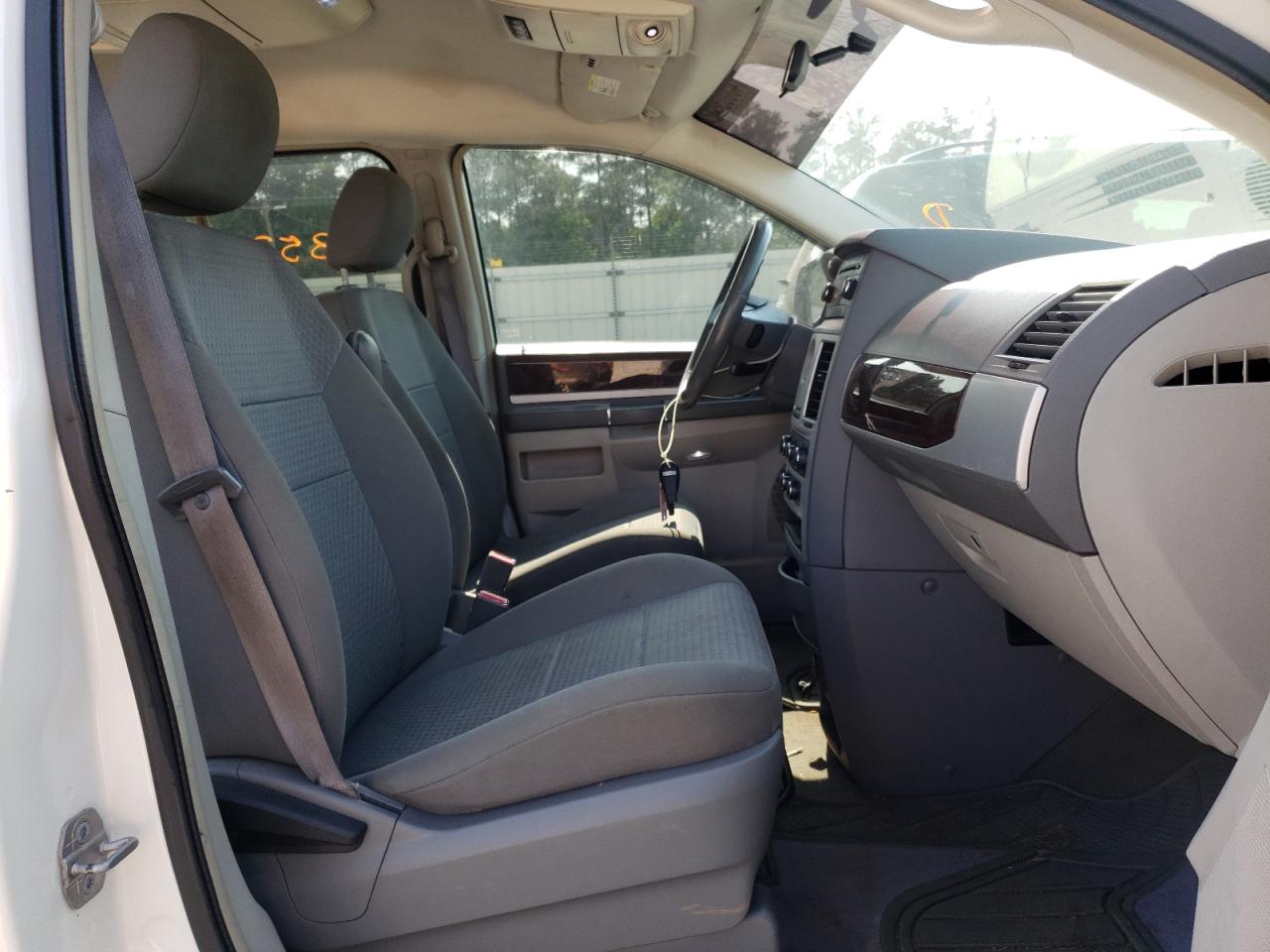 Photo 5 from auction – 2010 CHRYSLER TOWN & COU with VIN 2A4RR5D11AR221377
