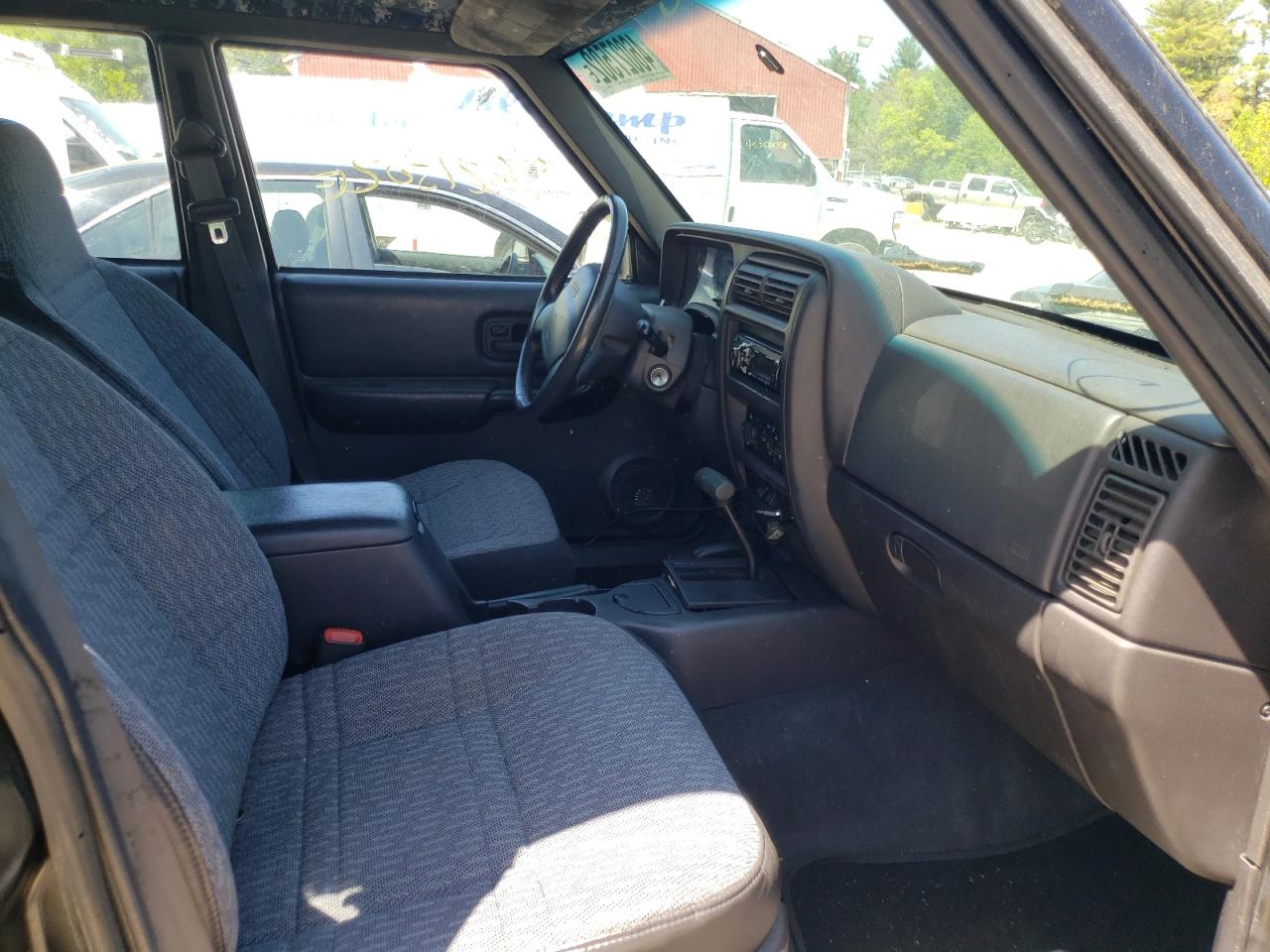 Photo 18 from auction – 2001 JEEP CHEROKEE with VIN 1J4FF48SX1L580096