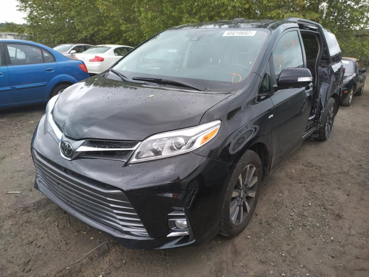 Photo 2 from auction – 2018 TOYOTA SIENNA XLE with VIN 5TDDZ3DC4JS203825