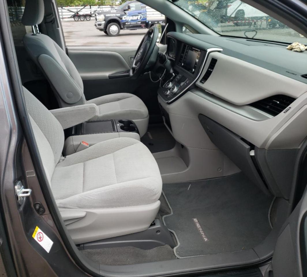 Photo 5 from auction – 2018 TOYOTA SIENNA LE with VIN 5TDKZ3DC5JS951894