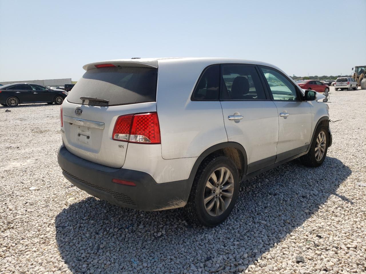 Photo 4 from auction – 2011 KIA SORENTO EX with VIN 5XYKUDA1XBG016795