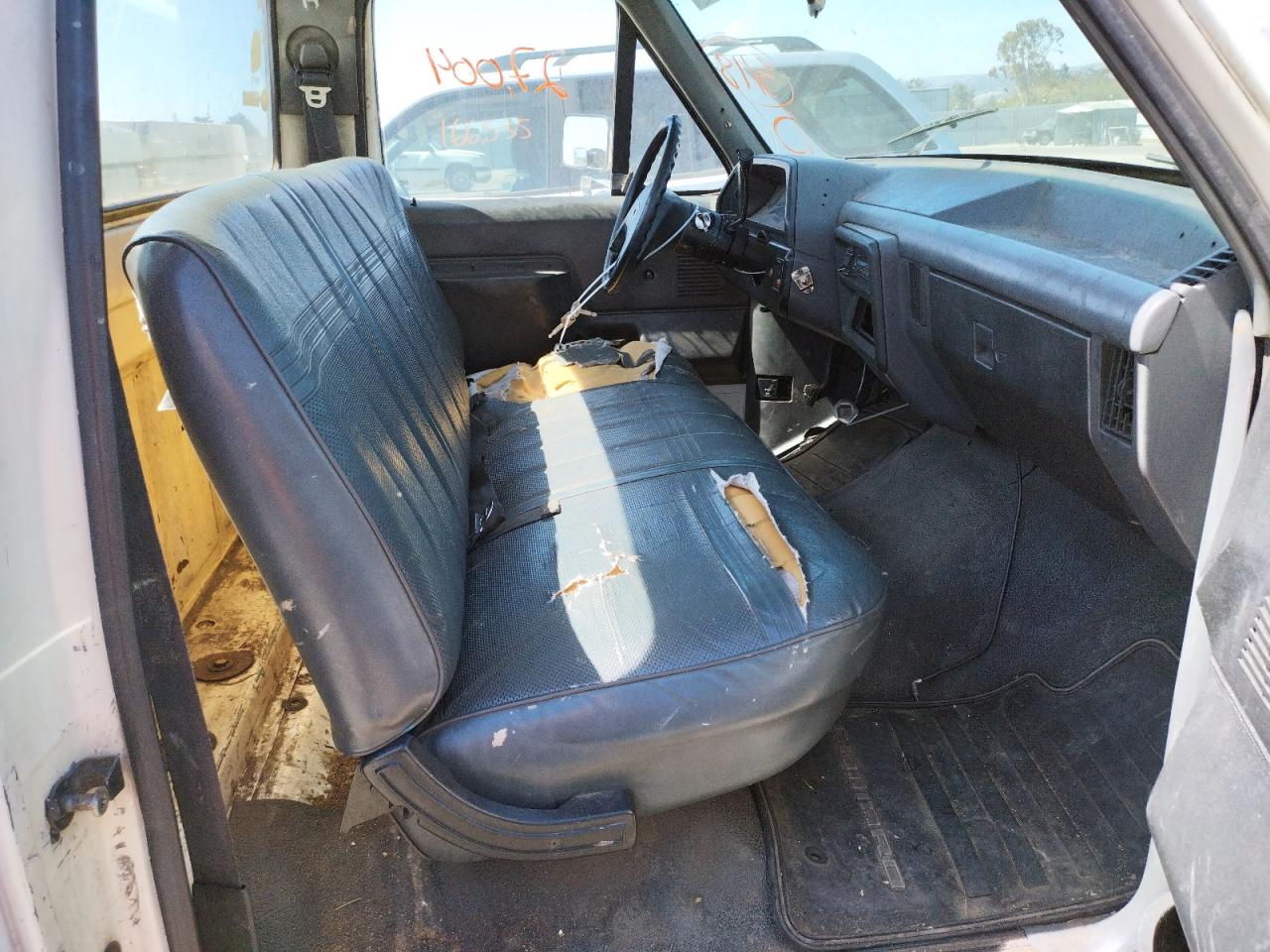 Photo 5 from auction – 1990 FORD F150 with VIN 1FTEF15Y6LPB57732