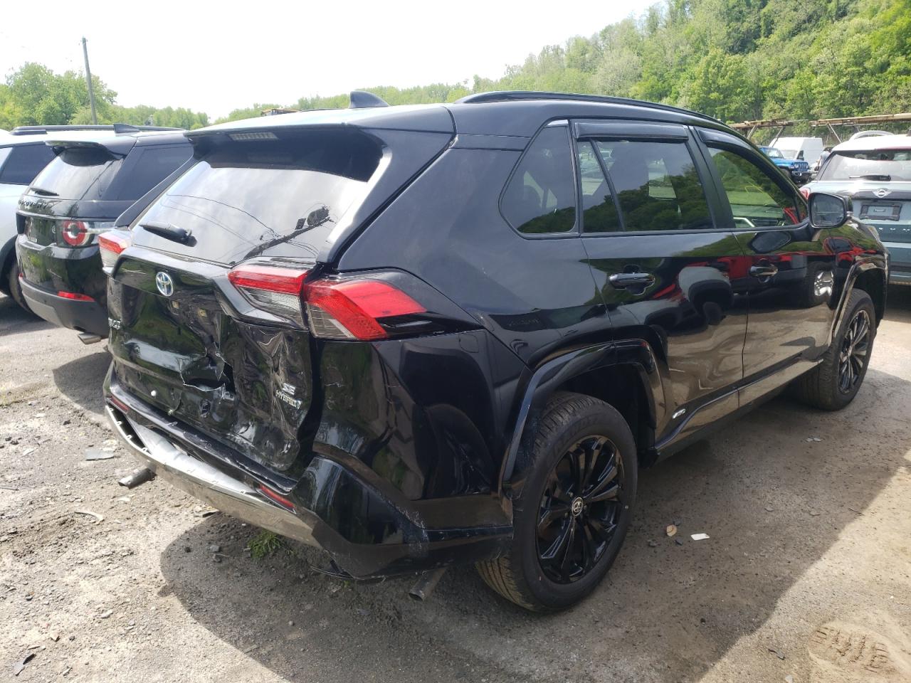 Photo 4 from auction – 2022 TOYOTA RAV4 SE with VIN JTM16RFV2ND046732