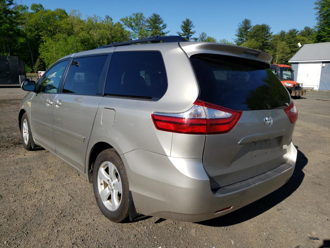 Photo 3 from auction – 2015 TOYOTA SIENNA LE with VIN 5TDKK3DC3FS547858