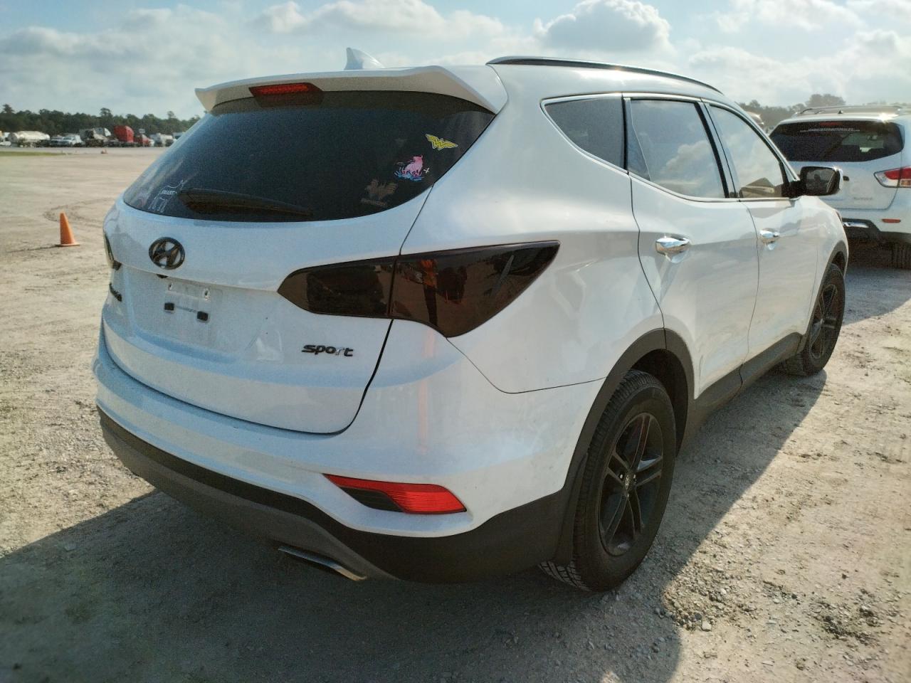 Photo 4 from auction – 2018 HYUNDAI SANTA FE S with VIN 5NMZU3LBXJH100800