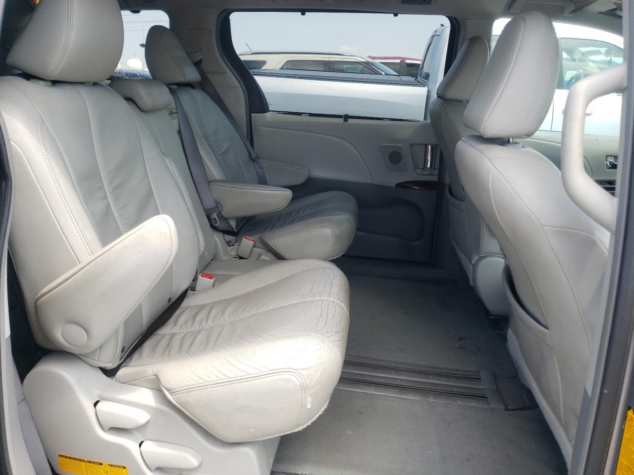 Photo 6 from auction – 2011 TOYOTA SIENNA XLE with VIN 5TDYK3DC2BS104461
