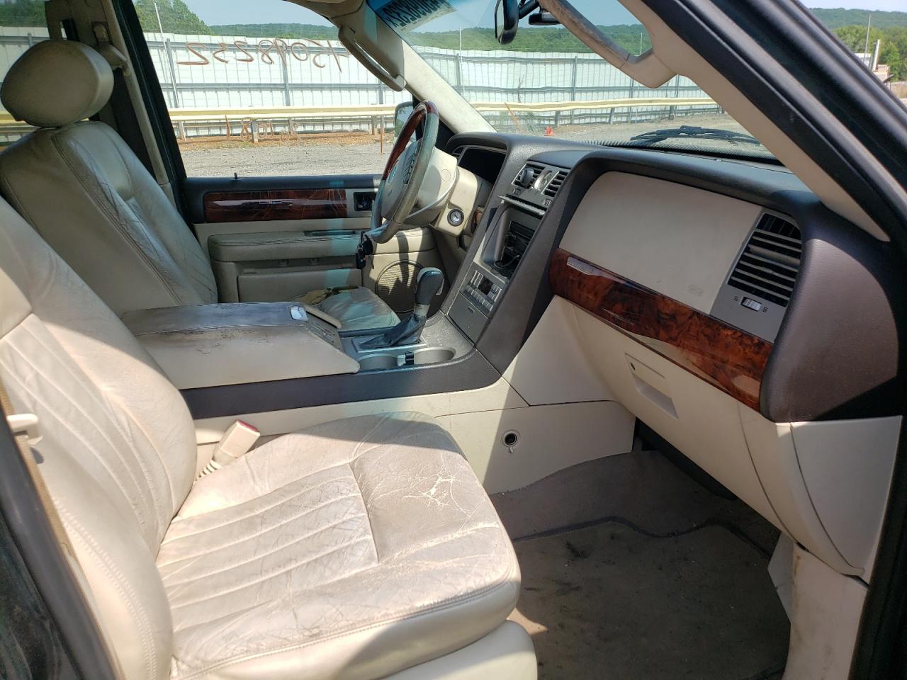 Photo 5 from auction – 2003 LINCOLN NAVIGATOR with VIN 5LMFU28R23LJ02148