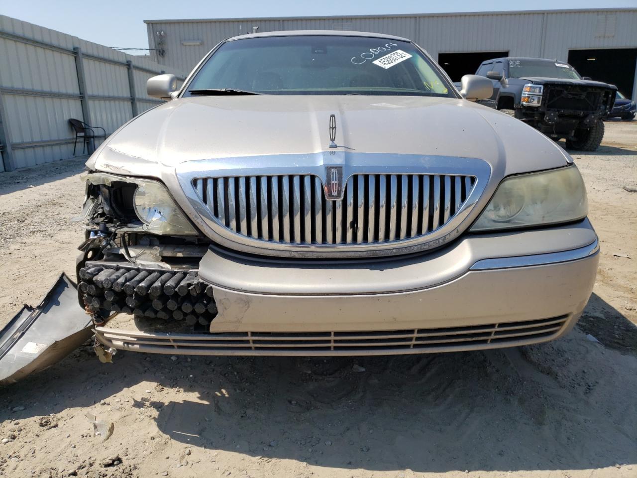 Photo 9 from auction – 2003 LINCOLN TOWN CAR S with VIN 1LNHM82W73Y672162