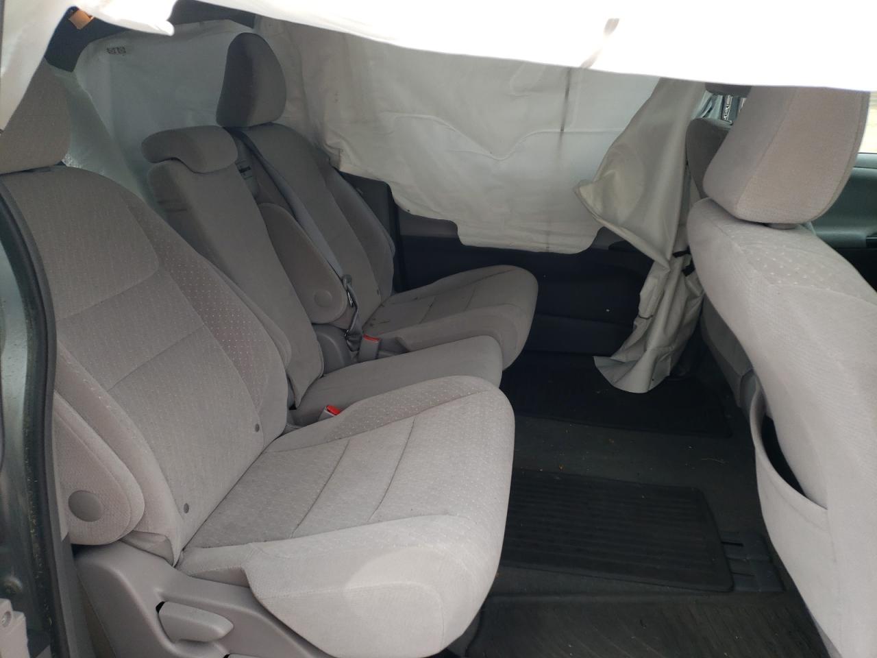 Photo 6 from auction – 2017 TOYOTA SIENNA LE with VIN 5TDKZ3DC2HS839192