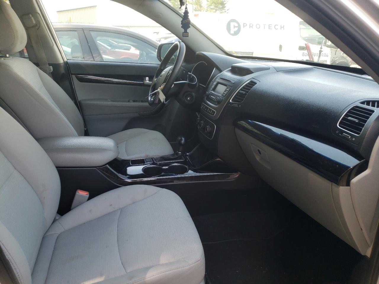 Photo 5 from auction – 2015 KIA SORENTO with VIN 5XYKT3A64FG576780
