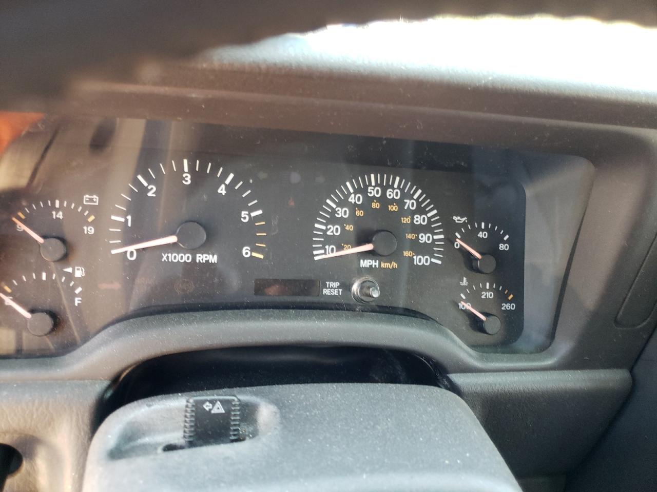 Photo 12 from auction – 2001 JEEP CHEROKEE with VIN 1J4FF48SX1L580096