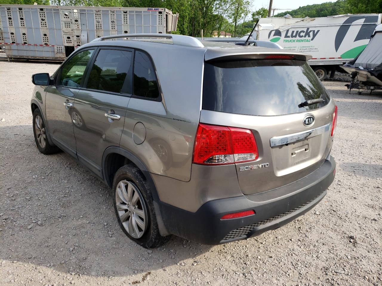 Photo 3 from auction – 2011 KIA SORENTO EX with VIN 5XYKU4A12BG006374