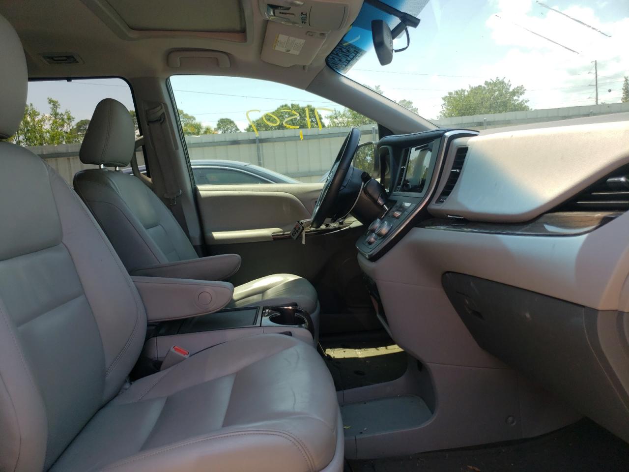 Photo 5 from auction – 2016 TOYOTA SIENNA XLE with VIN 5TDYK3DC0GS756177