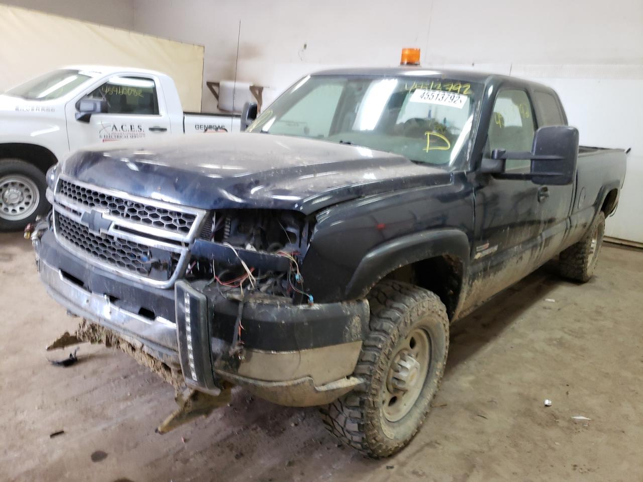 Photo 2 from auction – 2005 CHEVROLET SILVERADO with VIN 1GBHK29255E164128