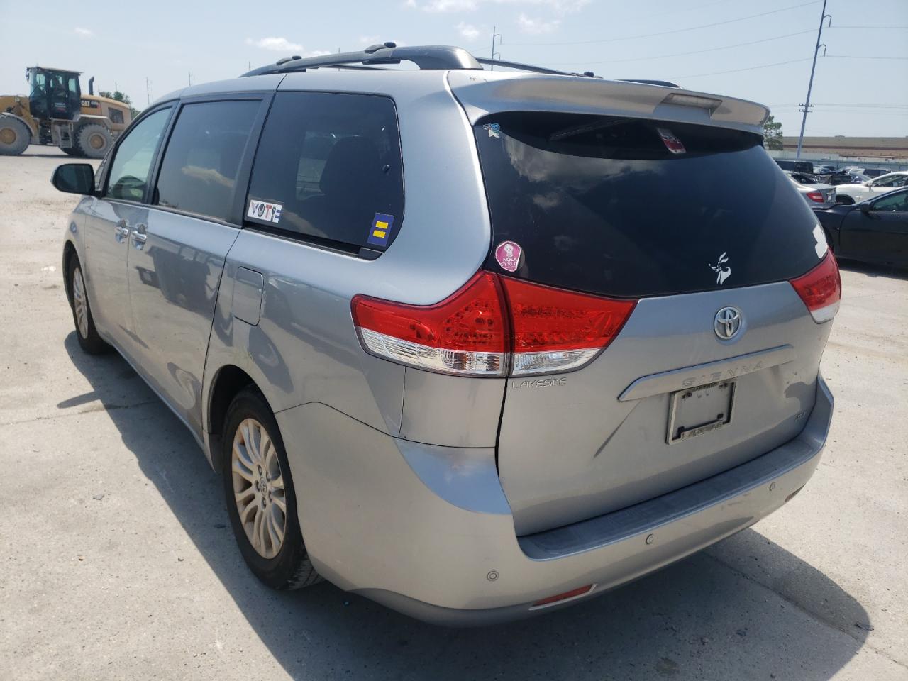 Photo 3 from auction – 2011 TOYOTA SIENNA XLE with VIN 5TDYK3DC2BS104461