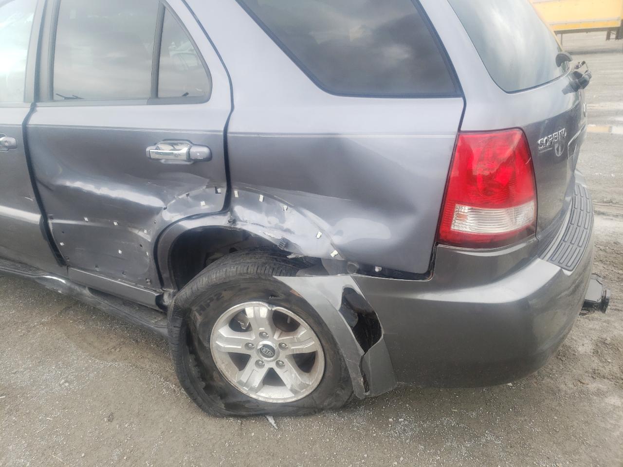 Photo 9 from auction – 2004 KIA SORENTO EX with VIN KNDJC733945333123