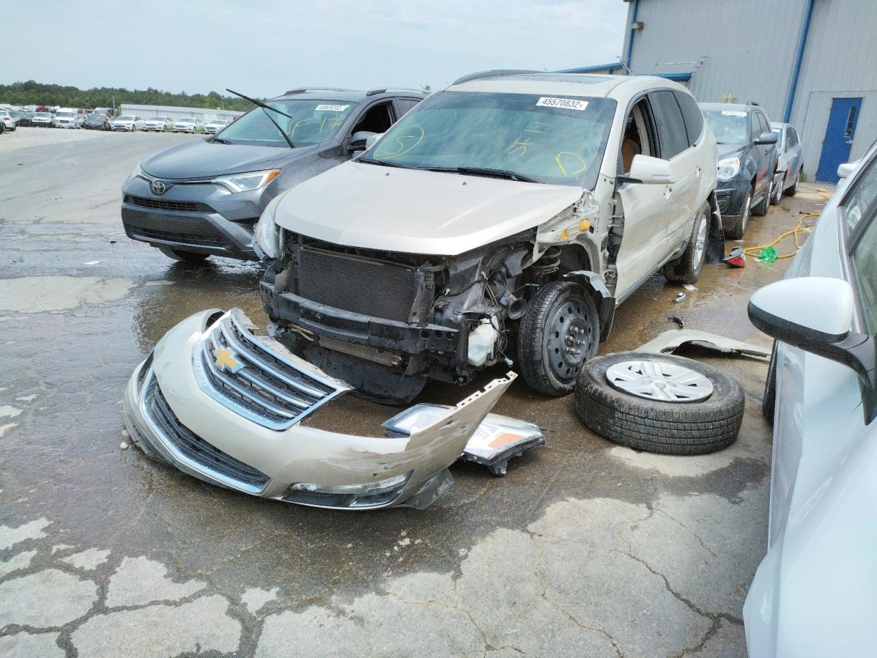 Photo 2 from auction – 2014 CHEVROLET TRAVERSE L with VIN 1GNKRHKDXEJ244342
