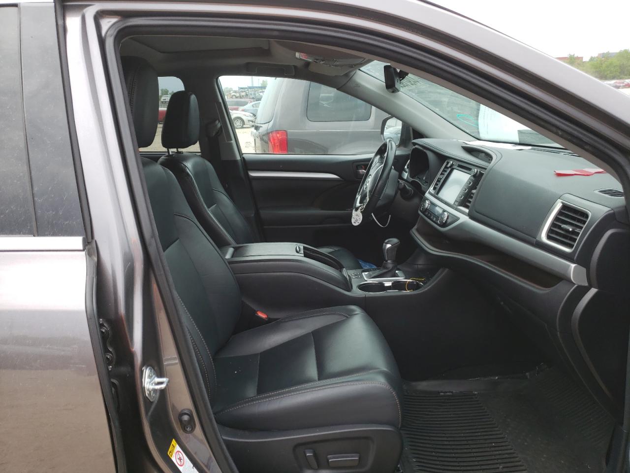 Photo 5 from auction – 2017 TOYOTA HIGHLANDER with VIN 5TDJZRFH3HS423840