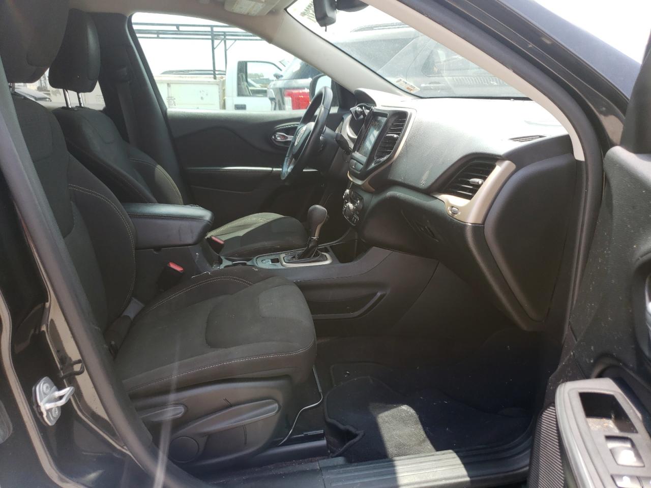 Photo 5 from auction – 2016 JEEP CHEROKEE L with VIN 1C4PJLCB4GW259270