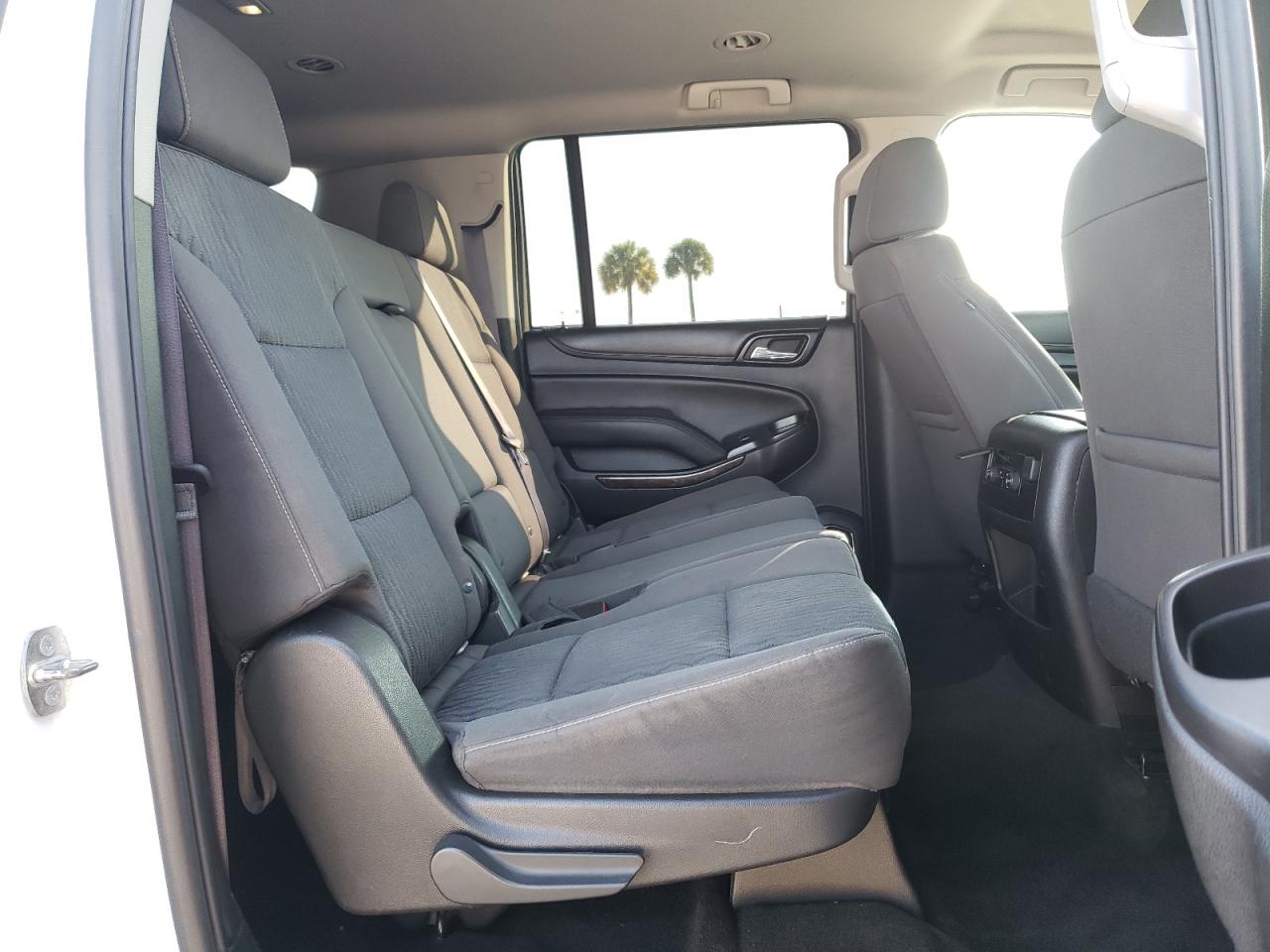 Photo 6 from auction – 2017 CHEVROLET SUBURBAN C with VIN 1GNSCGKC6HR234772