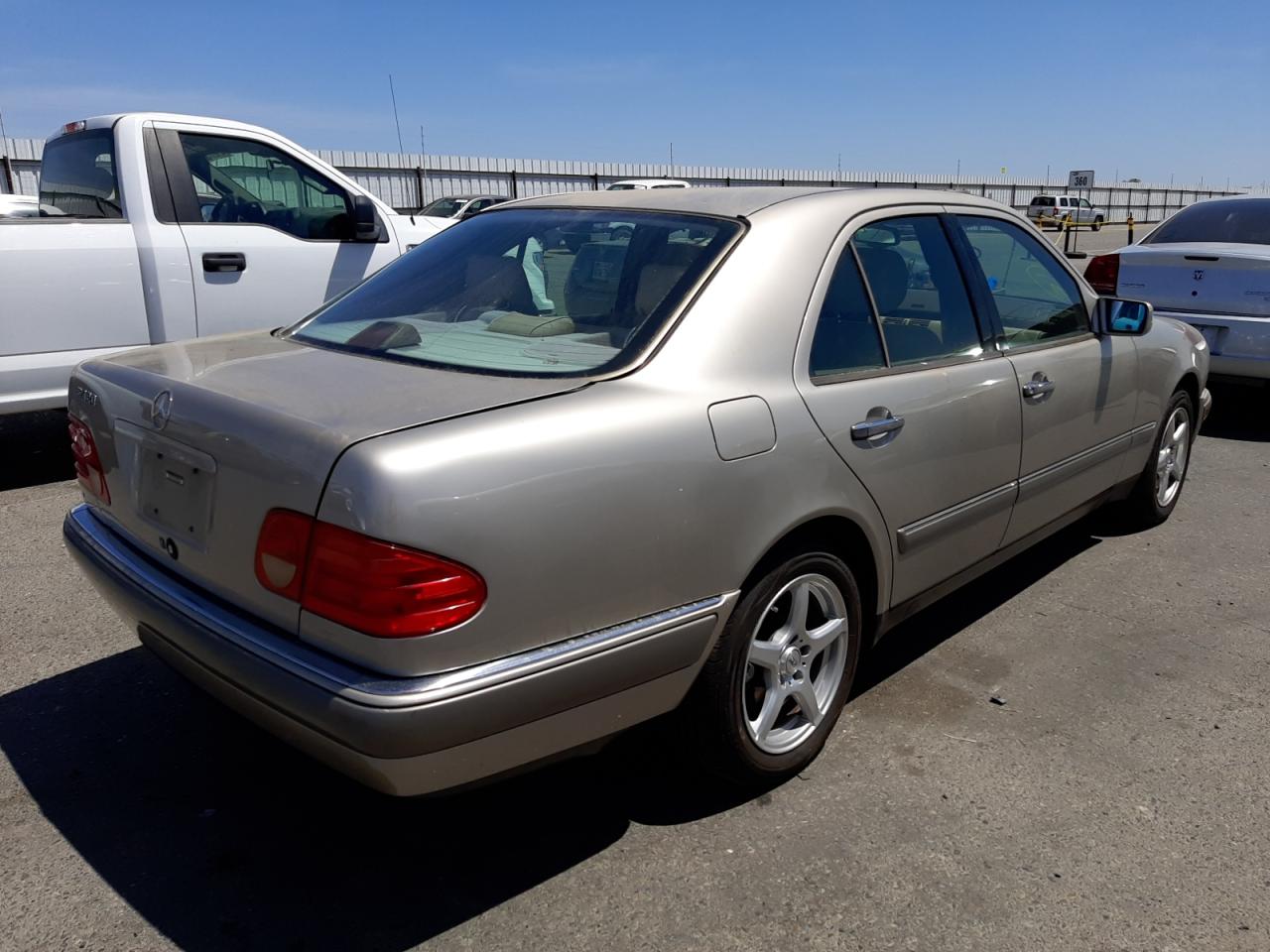 Photo 4 from auction – 1997 MERCEDES-BENZ E 420 with VIN WDBJF72F3VA276525