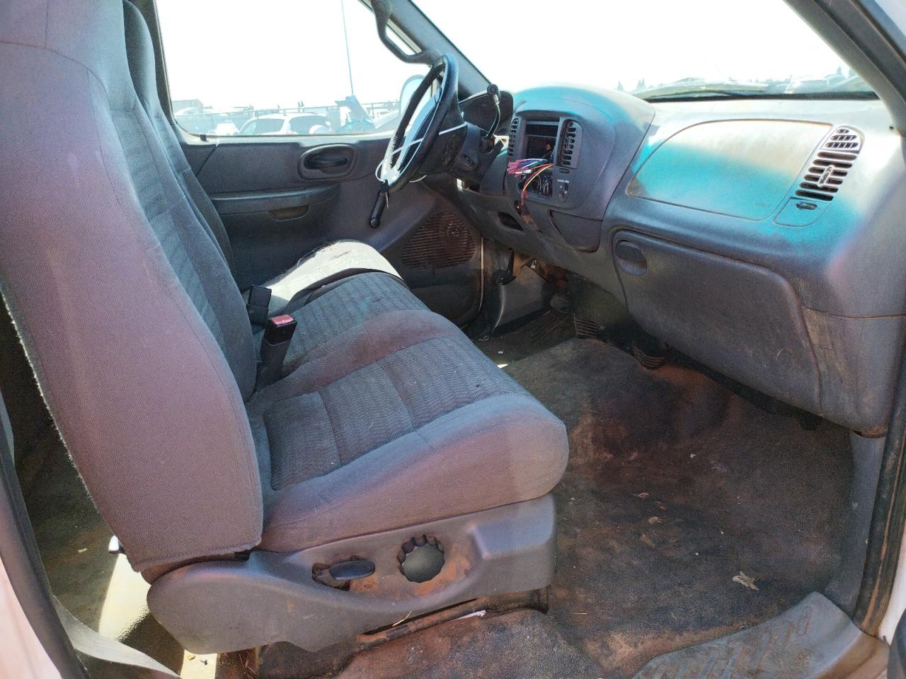 Photo 5 from auction – 2002 FORD F150 with VIN 1FTRF17212NB00164