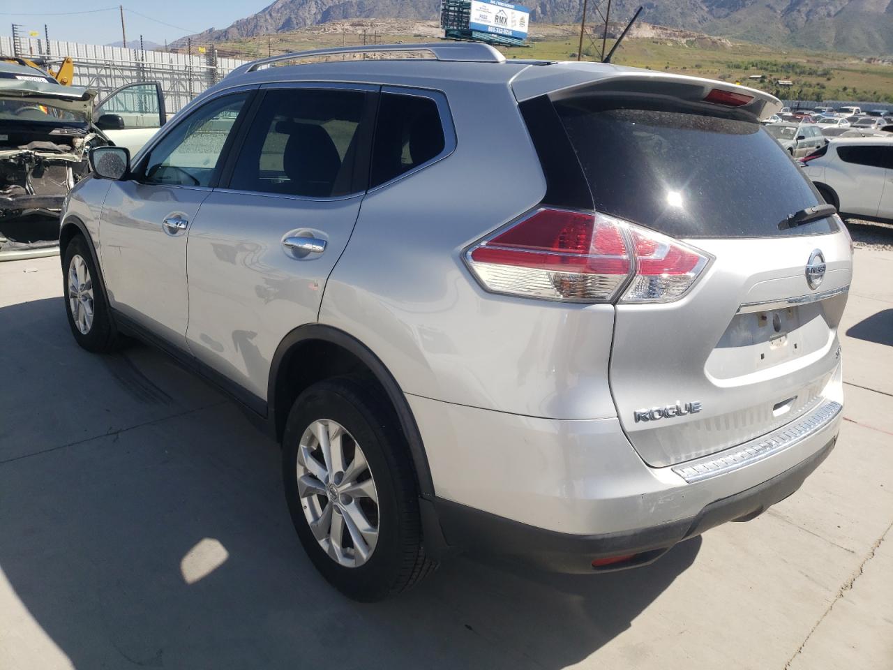 Photo 3 from auction – 2016 NISSAN ROGUE S with VIN KNMAT2MV3GP704305