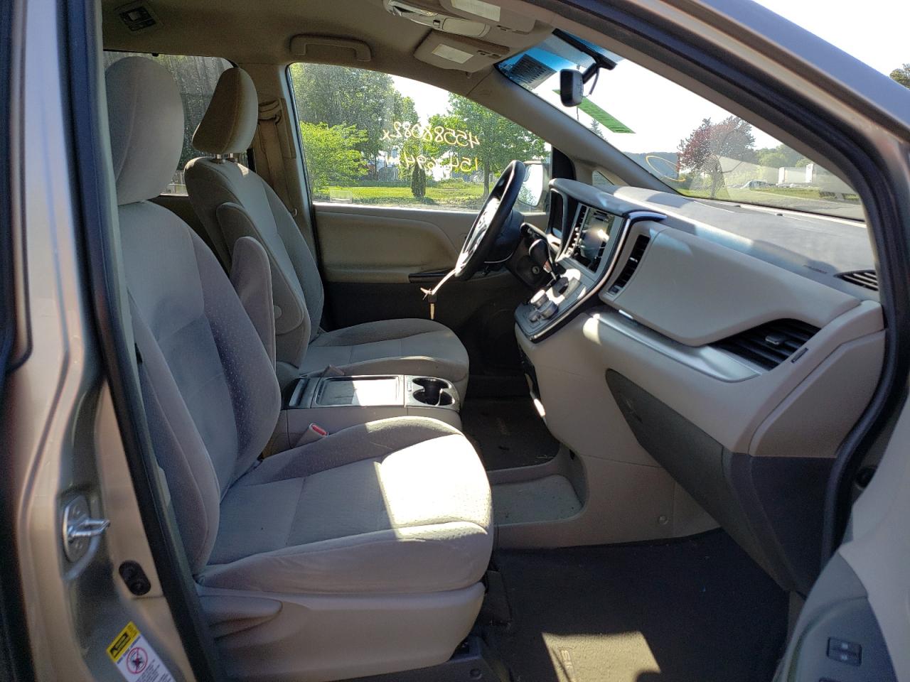 Photo 5 from auction – 2015 TOYOTA SIENNA LE with VIN 5TDKK3DC3FS547858