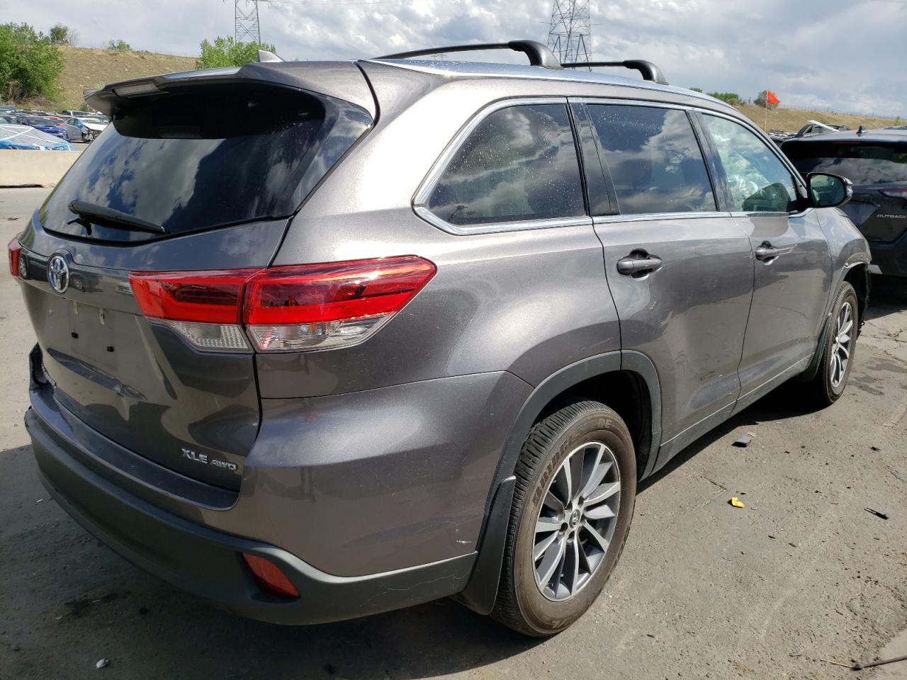 Photo 4 from auction – 2019 TOYOTA HIGHLANDER with VIN 5TDJZRFH2KS592156