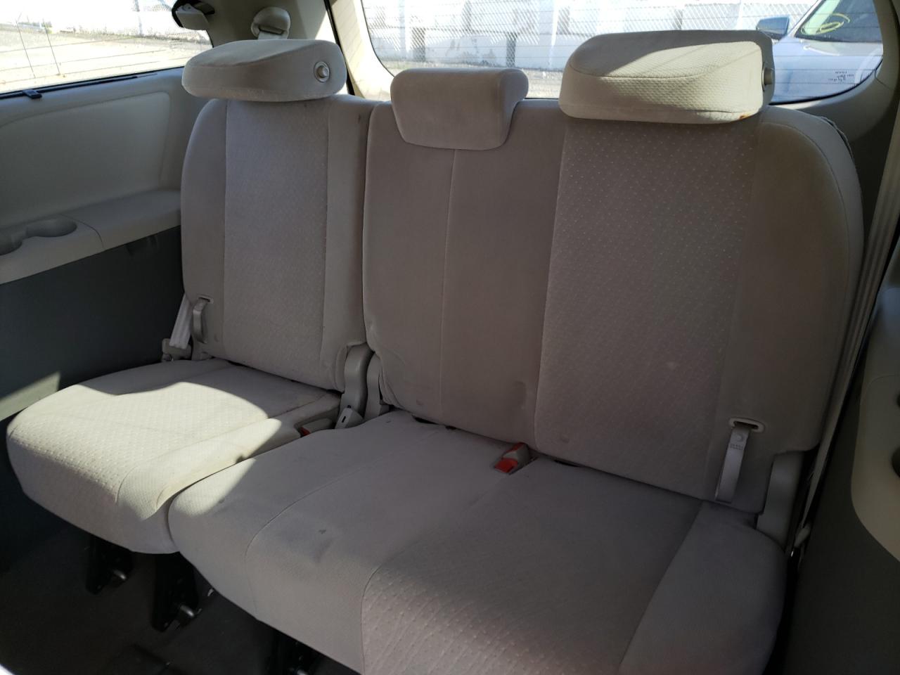 Photo 9 from auction – 2015 TOYOTA SIENNA LE with VIN 5TDKK3DC3FS547858