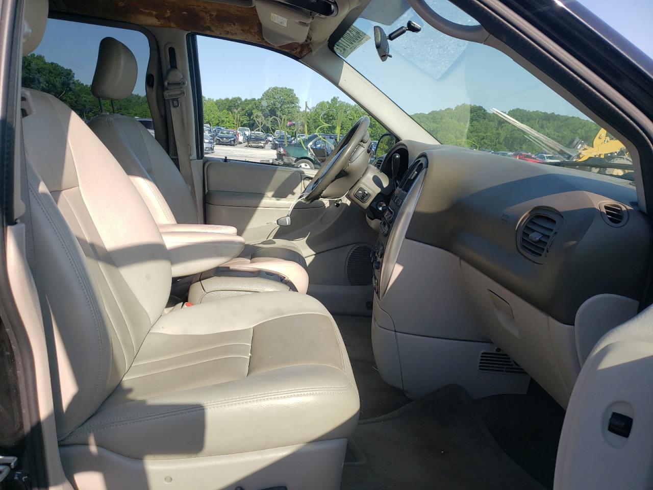 Photo 5 from auction – 2007 CHRYSLER TOWN & COU with VIN 2A4GP54L47R274923