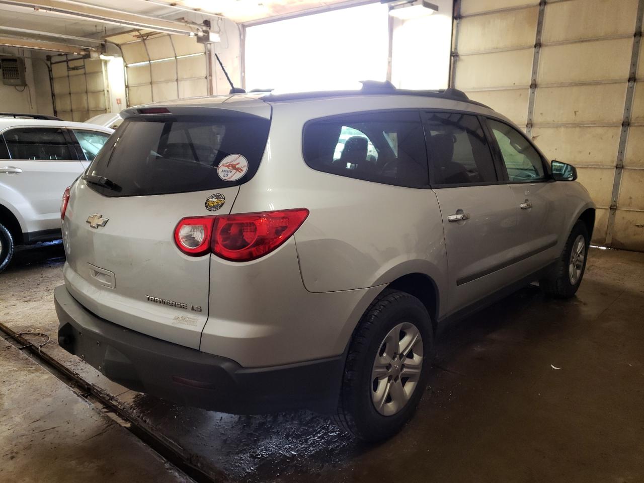 Photo 4 from auction – 2011 CHEVROLET TRAVERSE L with VIN 1GNKRFEDXBJ388484